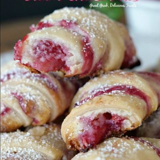 Raspberry Cream Cheese Bites are delicious and stuffed with a cheesecake filling along with a raspberry sauce.