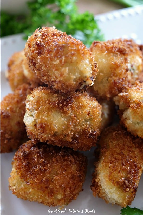 Cheesy Jalapeno Cream Cheese Tots are super scrumptious and full of flavor. A crunchy appetizer recipe everyone will love. #bitesizeappetizers #homemade #delish #yummy #greatgrubdelicioustreats