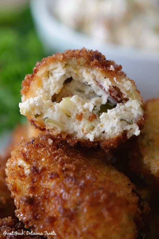 Loaded with cream cheese, shredded cheese, crispy bacon, plus lots more deliciousness, these cheesy jalapeno cream cheese tots are delicious. #delicious #appetizerideas #friedfoods #greatgrubdelicioustreats
