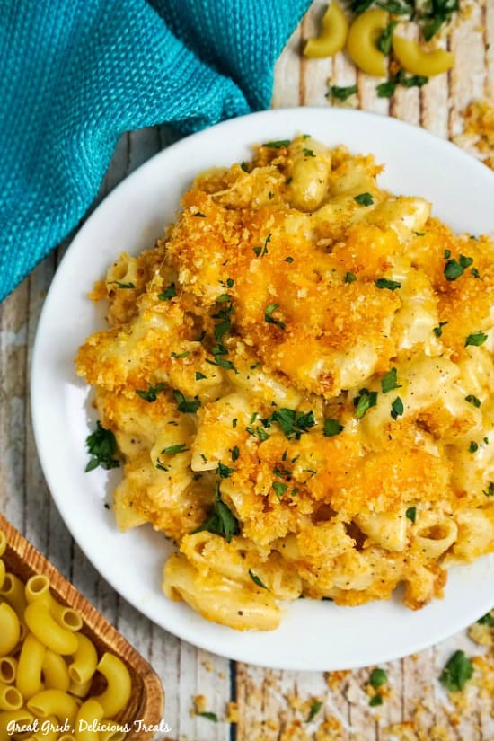 Homemade Creamy Macaroni and Cheese is a deliciously creamy homemade mac and cheese topped with a crunchy topping.