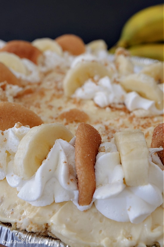 A close up picture of this easy banana pie recipe showing a close up look at the sliced bananas, vanilla wafers and cool whip on top of the pie.
