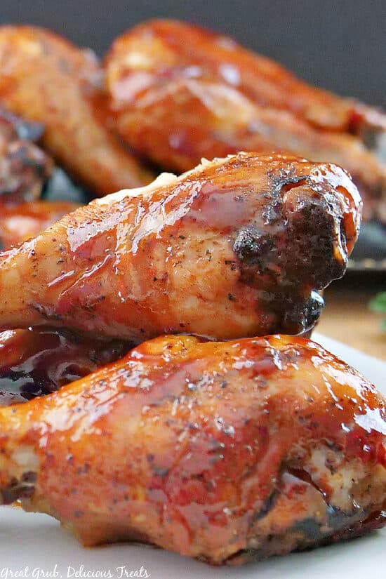 A close up picture of chicken drumsticks.