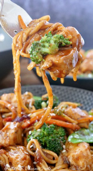 A bite of lo mein on a fork.