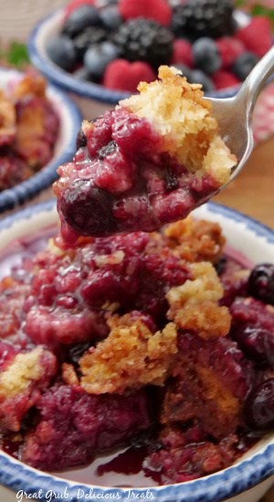 A bite of cobbler on a spoon.