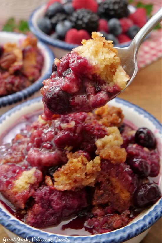 A bite of cobbler on a spoon.