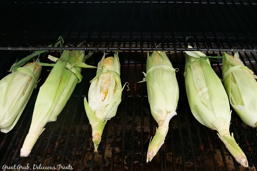 Cobs of corn on the barbecue.