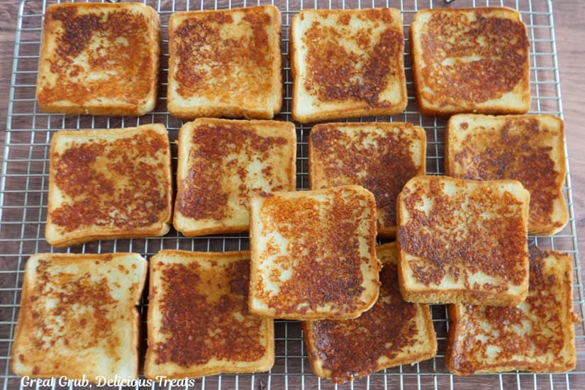 A wire rack with all the grilled Texas toast placed on it.